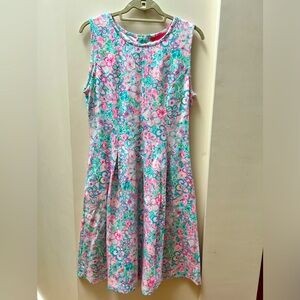 Lilly Pulitzer sleeveless, summer dress with subtle box pleats & pockets! Size L